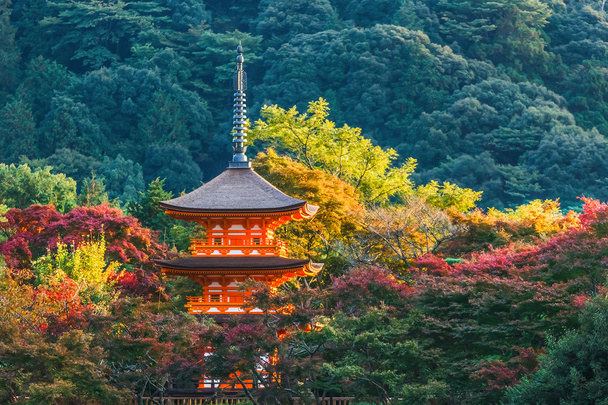 Kolmikerroksinen pagodi Taisan-ji temppelissä Kiyomizu-dera temppelin lähellä Kiotossa
 - Valokuva, kuva