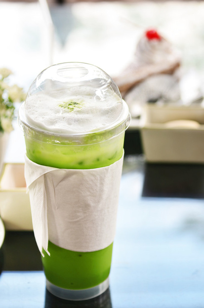 凍らされた緑茶 - 写真・画像