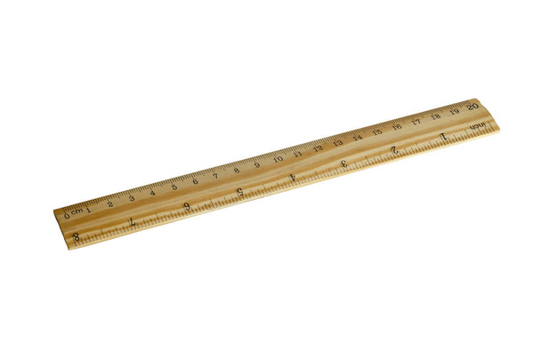 Gele houten liniaal op een witte achtergrond. Het klassieke gereedschap voor het tekenen en meten van lengte. School- en kantoorbenodigdheden - Foto, afbeelding