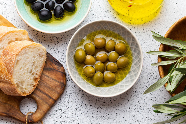 Ingredientes y aperitivos para la comida italiana o mediterránea - Foto, imagen