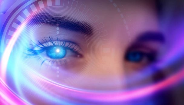 Exploración biométrica de primer plano de un ojo femenino. El concepto de realidad virtual moderna. Ojo femenino sobre un fondo abstracto oscuro. Brillo de neón, holograma. - Foto, Imagen