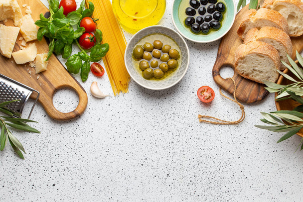 Ингредиенты и закуски для итальянской или средиземноморской еды - Фото, изображение