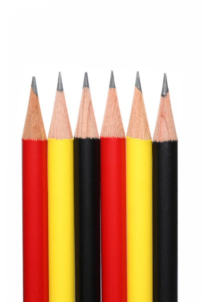 chiudi su sei matite isolate su sfondo bianco con percorso di ritaglio e copia lo spazio per il testo - Foto, immagini