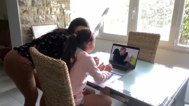 Chica joven en casa en el aprendizaje a distancia con su madre - Metraje, vídeo