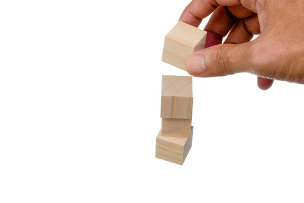 Colocación a mano de bloques de madera apilando la torre .as. Concepto empresarial para el proceso de éxito del crecimiento - Foto, imagen