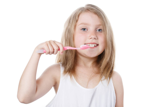 κορίτσι κρατώντας μια οδοντόβουρτσα κοντά στο στόμα της - Φωτογραφία, εικόνα