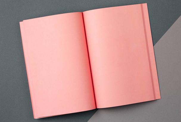 Cuaderno rosa sobre fondo gris bicolor - Foto, imagen