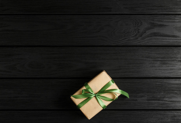 коробка подарков на черном деревянном фоне - Фото, изображение
