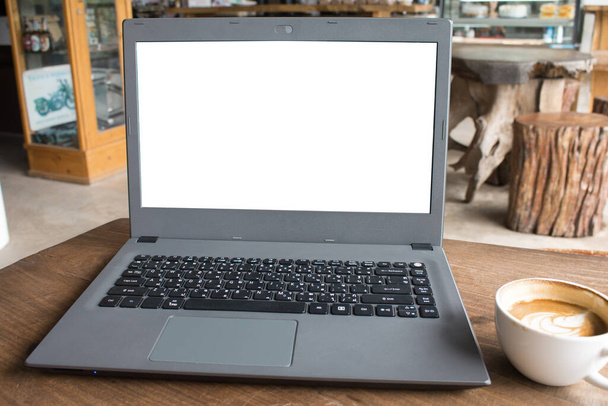 Крупный план ноутбука с чистым дисплеем в концепции кофейни imege сделал рекламу продукта. - Фото, изображение