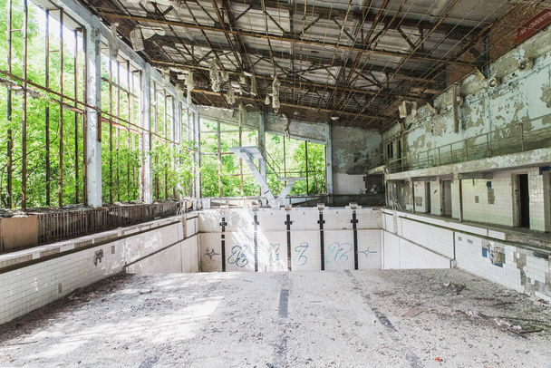 Üres elhagyatott medence Pripyatban - Fotó, kép
