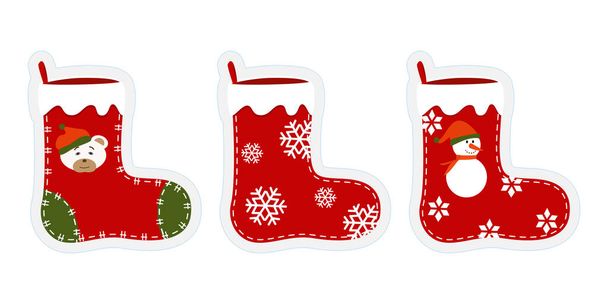 Tres medias de Navidad con dibujos divertidos. Pegatinas, cliparts para Navidad. Calcetines rojos, verdes con muñeco de nieve, copos de nieve, oso polar con sombrero. Medias colgantes aisladas sobre fondo blanco. Vector - Vector, imagen