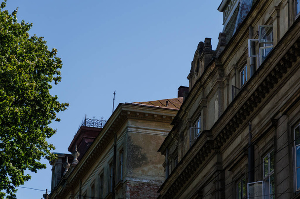 Arquitectura de la ciudad vieja de Lviv en el día soleado de otoño - Foto, imagen