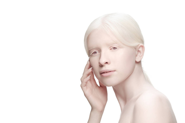 Porträt einer schönen Albino-Frau isoliert auf weißem Studiohintergrund. Schönheit, Mode, Hautpflege, Kosmetikkonzept. - Foto, Bild