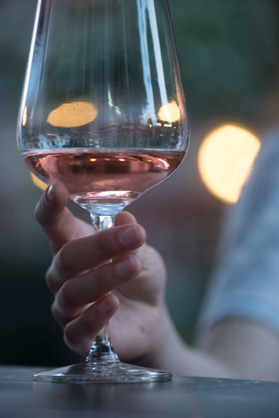 un bicchiere di vino per bere, il consumo di bevande alcoliche e il divertimento   - Foto, immagini