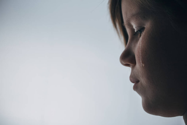 Kleines Mädchen weint emotionales Porträt - Foto, Bild