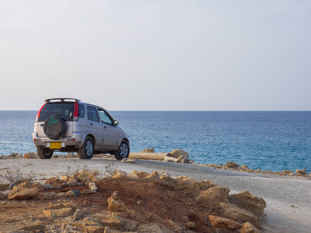 Jeep off-roader em pé e descansando em uma costa solitária de mar mediterrâneo calmo em Ayia Napa, Chipre. Vista marinha. - Foto, Imagem