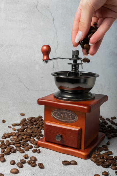 enfoque selectivo. molino de grano de café retro manual - Foto, imagen