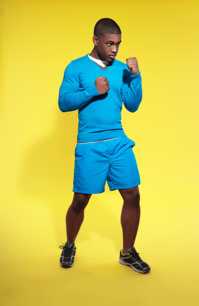 Homem negro atlético de moda desportiva. Boxer. Cores intensas
. - Foto, Imagem