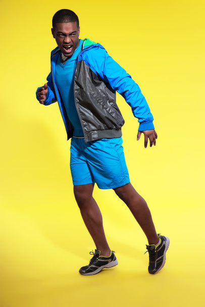 Homem negro atlético aos gritos de moda desportiva. Corredor com
  - Foto, Imagem