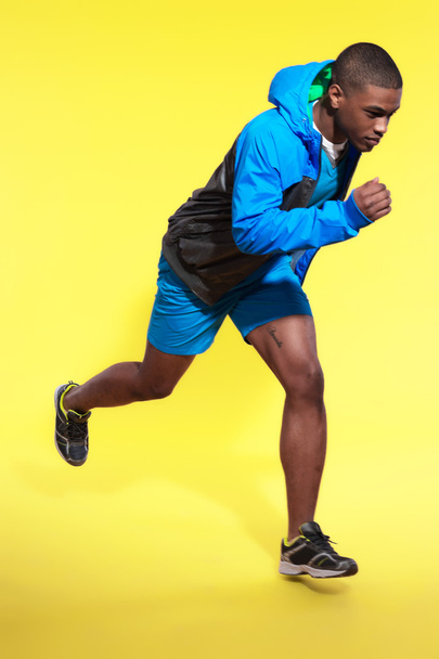 atletik siyah erkek spor giyim moda atlama. Runner ile ho - Fotoğraf, Görsel