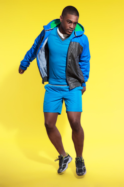 ファッション スポーツウェアの運動の黒人男性をジャンプします。ランナーとホー - 写真・画像