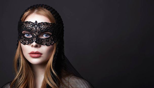 Hermosa mujer rubia en una máscara de carnaval. Enmascarada. Chica enmascarada. Belleza & Moda - Foto, imagen