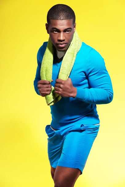 αθλητική μαύρος σε αθλητικά είδη μόδας. δρομέας με πετσέτα. int - Φωτογραφία, εικόνα