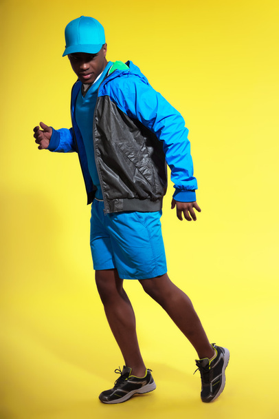 Homme noir athlétique en tenue de sport. Runner avec veste et
 - Photo, image