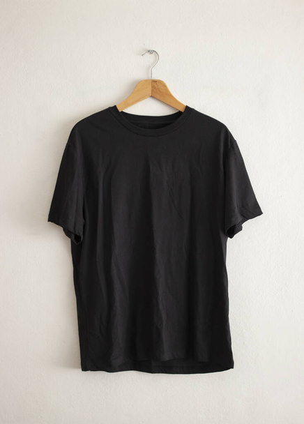 maqueta de camiseta y plantilla sobre fondo aislado para diseñador de moda y textiles  - Foto, Imagen