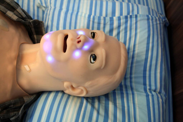 цианотический медицинский маникин головы, используемый для обучения студентов-медиков - Фото, изображение