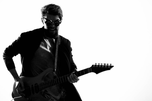 Mies kitara musiikin suorituskykyä viihde nykyaikainen esiintyjä aurinkolasit studio - Valokuva, kuva