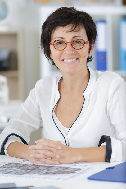 serious female woman in eyeglasses concentrated - Foto, Imagem