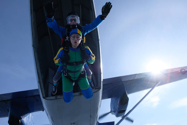 Skydiving. Tandem jump. Two guys are in the sky. - Foto, immagini