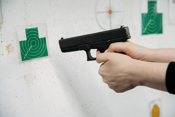 Un hombre entrena para disparar un arma antes de una competencia de tiro - Foto, Imagen