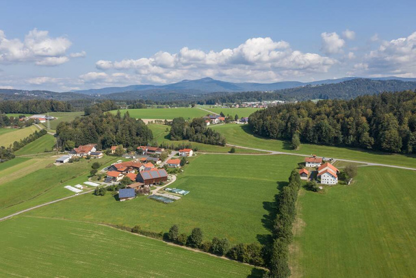Foto di una veduta aerea con un drone del paesaggio nella foresta bavarese vicino a Grafenau, Germania - Foto, immagini