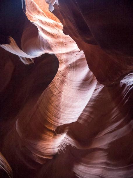 Die Erkundung der Naturwunder des Antelope Canyon, einem Sandstein-Slot-Canyon, der durch Äonen von Sturzfluten geformt wurde und sich in der Nähe von Page, Arizona und Lake Powell im Westen der Vereinigten Staaten befindet - Foto, Bild