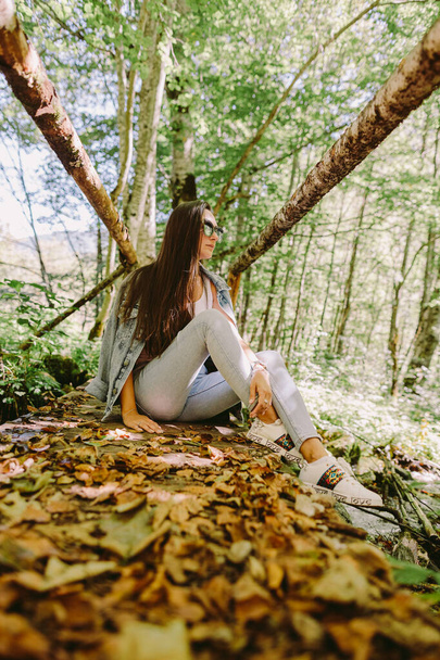 Kadın sonbahar ormanında dinleniyor. - Fotoğraf, Görsel