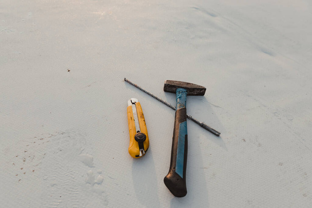 Herramientas colocadas en el techo, martillo, cortador, taladro - Foto, imagen