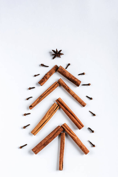 Christmas tree folded from cinnamon sticks, cloves and anise - Photo, Image