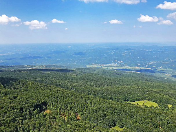Csodálatos panoráma az erdőkre és legelőkre az Ucka Természetvédelmi Parkban, Horvátország / Cudesne panorame na sume i pasnjake sa vidikovaca u parku prirode Ucka, Hrvatska - Fotó, kép