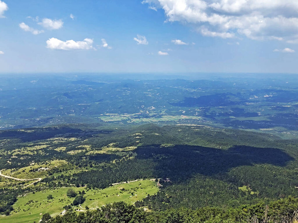 Maravillosos panoramas de bosques y pastos desde el mirador en el Parque Natural de Ucka, Croacia / Cudesne panorame na sume i pasnjake sa vidikovaca u parku prirode Ucka, Hrvatska - Foto, Imagen