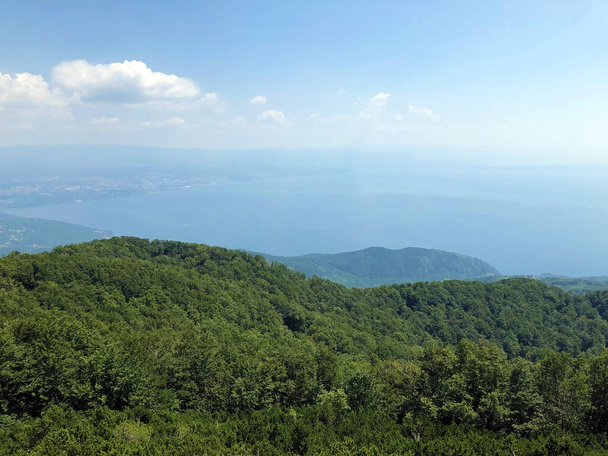 Ucka Doğa Parkı, Hırvatistan / Cudesne panorame na sume i pasnjake sa vidikovaca u parku, Ucka, Hrvatska parkının gözcülerinden oluşan muhteşem bir panorama - Fotoğraf, Görsel