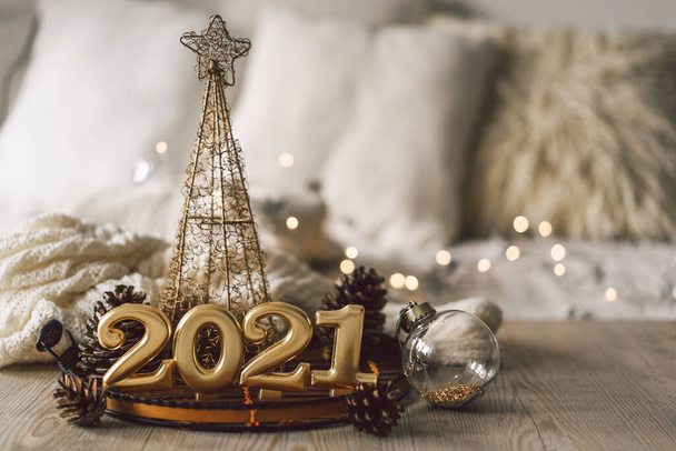 2021年の新年。モミの木、コーンやクリスマスの装飾とクリスマスの背景. - 写真・画像