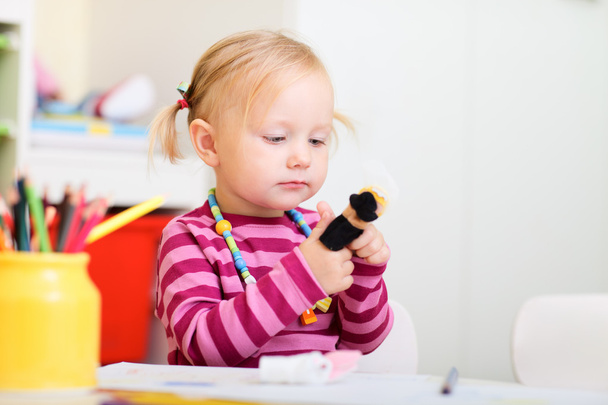 Toddler girl playing with finger puppets - Φωτογραφία, εικόνα