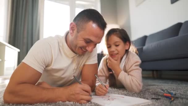 Vater und Tochter haben Spaß und malen gemeinsam. Konzept einer glücklichen Familie und qualitativ hochwertiger Freizeit - Filmmaterial, Video