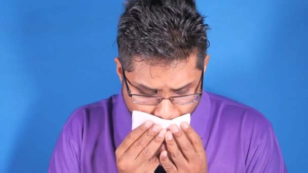 Portret van zieke man niest en hoest - Video