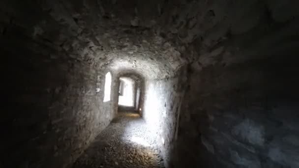 middeleeuws kasteel van Bardi Parma wandelpaden en gangen op de toren met uitzicht op de heuvels. Hoge kwaliteit 4k beeldmateriaal - Video