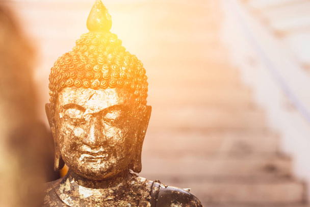 Статуя Золотого Будди з сонячним світлом, використовувана для амулетів буддизму. Буддизм є популярним регіоном у Китаї та Південно-Східній Азії.. - Фото, зображення