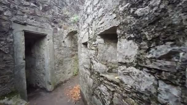 middeleeuws kasteel van Bardi Parma loopbruggen en stenen beschermingscorridors. Hoge kwaliteit 4k beeldmateriaal - Video