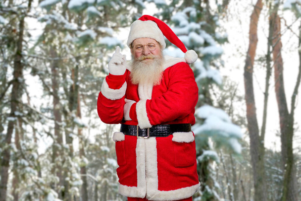 Санта Клаус поднял указательный палец вверх. - Фото, изображение